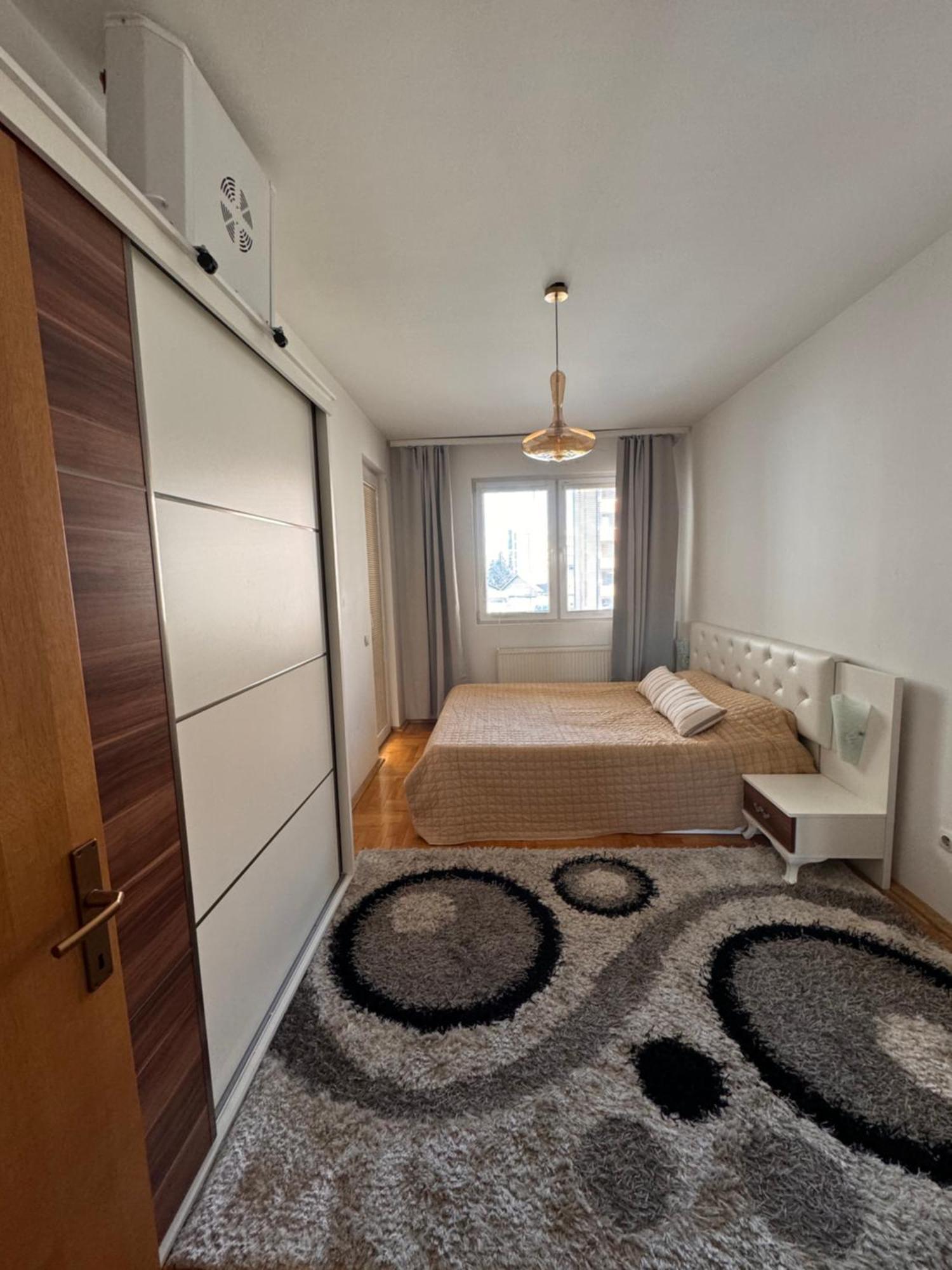 Big Spacious Apartment In Pej Center With Wi-Fi Peja Kültér fotó