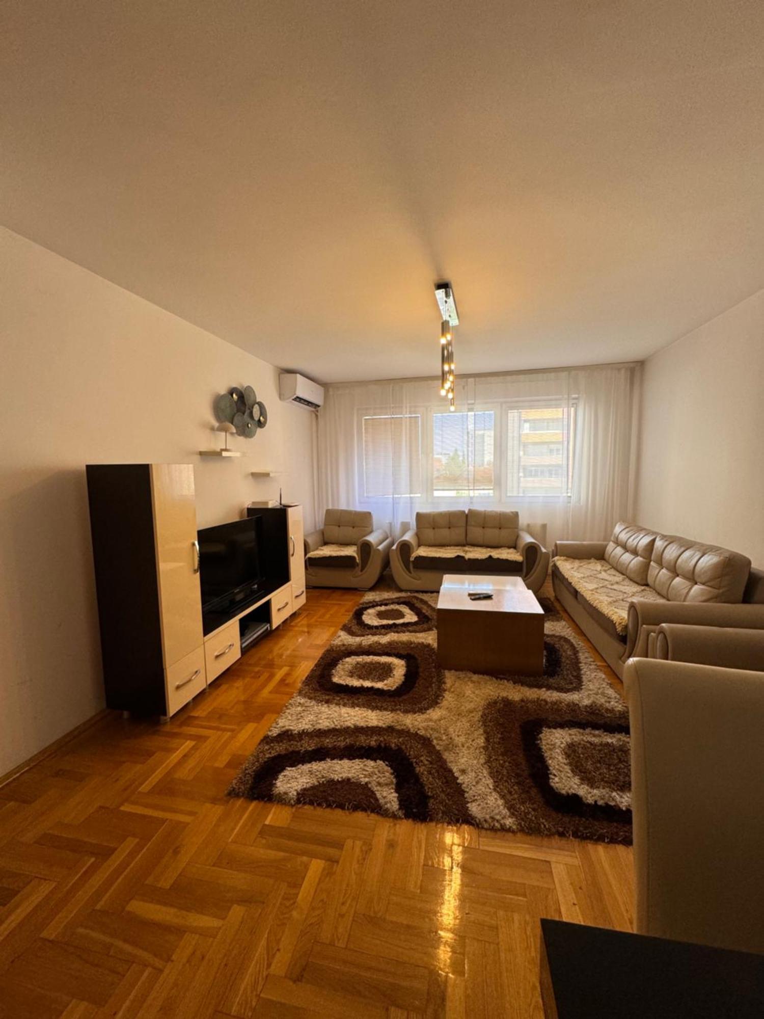 Big Spacious Apartment In Pej Center With Wi-Fi Peja Kültér fotó